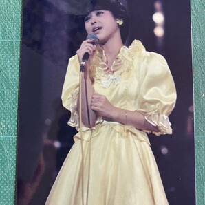 【激レア】【稀少カット】松田聖子 写真 黄色ワンピ イアリング 昭和タレント 80年代アイドルの画像1