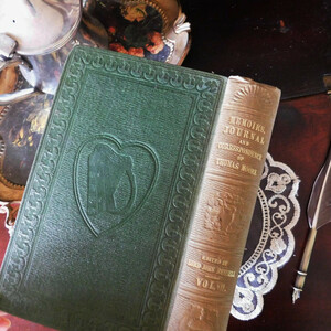 *゜+ 1856年　可愛らしいハートの彫刻付き表紙　英国　アンティークブック　ヴィンテージ本　洋書　古書　アンティーク　オリーブ