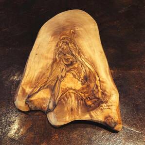【Arte Legno】ルスティックカッティングボード　ハンドメイド Italy オリーブウッド　まな板　天然木　花言葉は平和