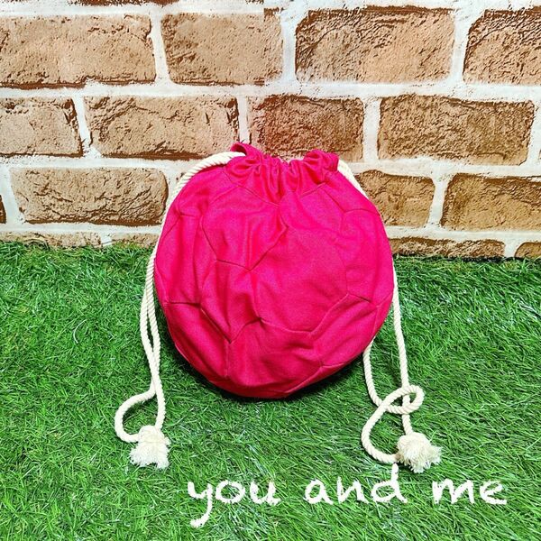 サッカーボールバッグ　サッカーボール型　巾着バッグ　 ハンドメイド　ミニサイズ　ピンク