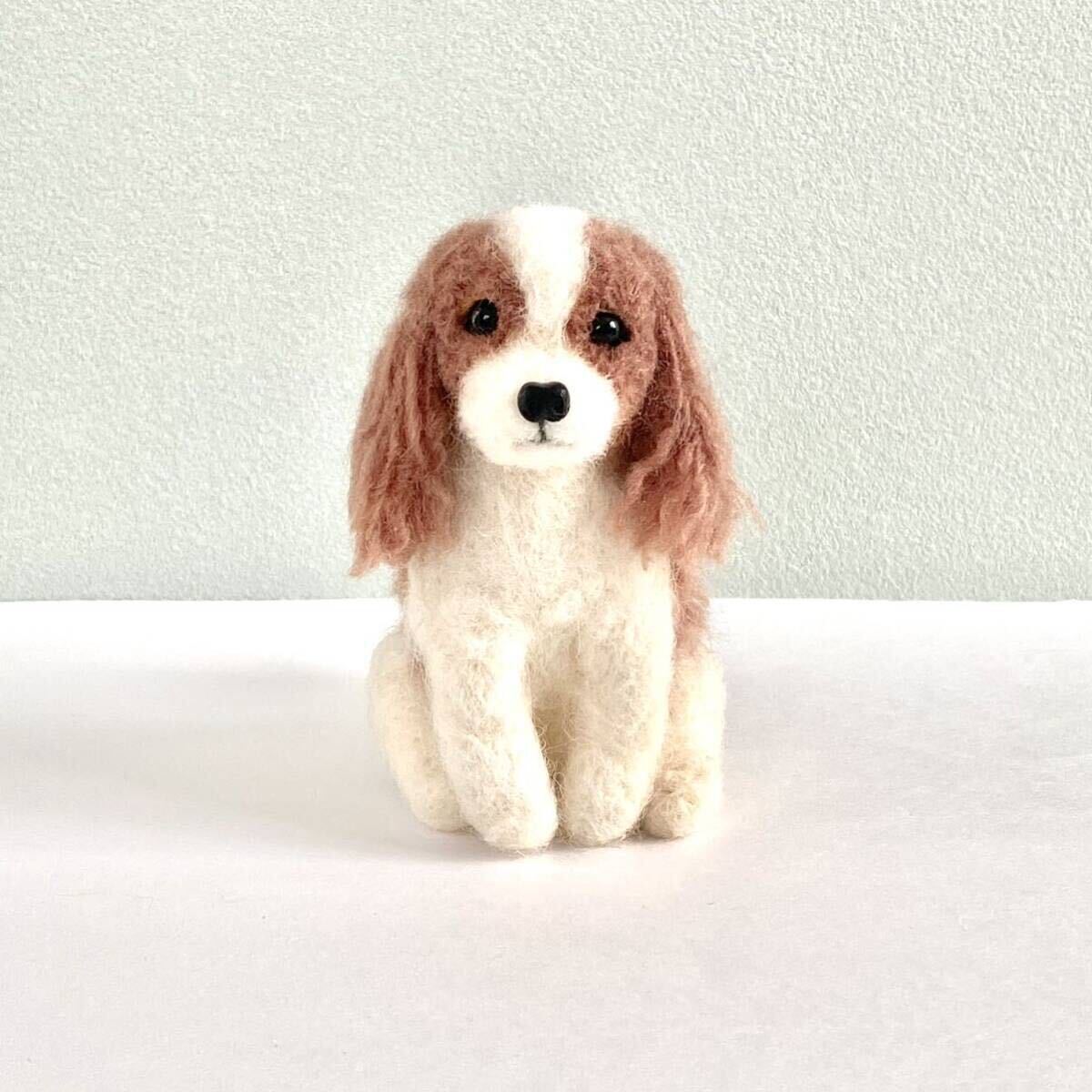 Sentado Cavalier King Charles Spaniel hecho a mano fieltro perro peluche juguete, juguete, juego, peluche, Textura de lana