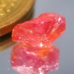 0.97ct 新品・天然パパラチアサファイヤ原石 ピンク系 マダガスカル産の画像4