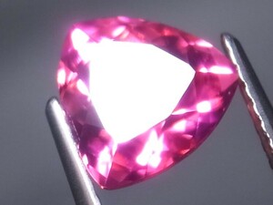 3.38ct 新品・2パターンカラーチェンジ ・ピンクカラー合成セラミック宝石ヤグ ＹＡＧ（イットリウム・アルミニウム・ガーネット）