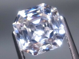 4.29ct a 新品・最先端技術のレーザー光線によるニュータイプのオクタゴンカット仕上げ ・虹色輝きも良好 キュービックジルコニア