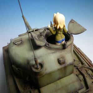 1/35 ガールズ＆パンツァー M4シャーマン 75mm砲搭載型 1/35 ケイ サンダース大学付属高校 ガルパン プラモデル完成品の画像3