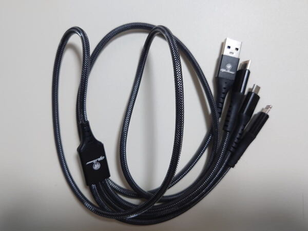 アルファロメオ ホワイト現行ロゴ入り 急速充電 3Way ナイロンUSBケーブル 長さ1.2m 本体色:ブラック