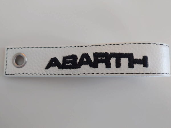 フィアット アバルト ABARTH 刺繍ロゴ入り 本革(レザー)リアゲートストラップ 本体:白 ロゴ色:黒 ステッチ色:黒