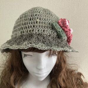 手編み帽子 ニットキャップ ハンドメイド ニット帽 ベージュ バラのお花 いっぱい 麻混の画像3