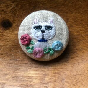 ハンドメイド くるみボタン 刺繍ブローチ 白猫とバラ