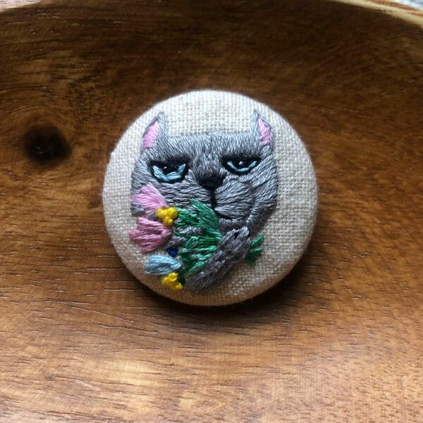 ハンドメイド くるみボタン 刺繍ブローチ お花とグレー猫