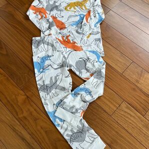 ルームウェア パジャマ 長袖　恐竜　１３０　１４０センチ