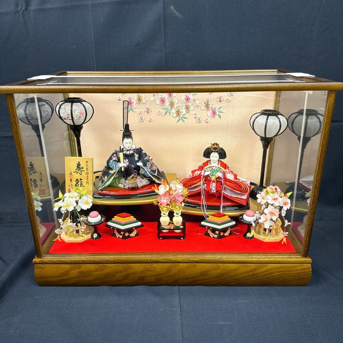 ◆Ausstellung von Hina-Puppen in einer Vitrine, 2 Senf, Kotobuki-Puppen, Hergestellt von Kyofu, hölzern, Rosa, Kimono-Blumenmuster, Schneehöhlenbeleuchtung, Puppenfest, Hina-Puppen, Pfirsichfest, Innenraum 158-38, Jahreszeit, Jährliche Veranstaltung, Puppenfest, Hina-Puppe