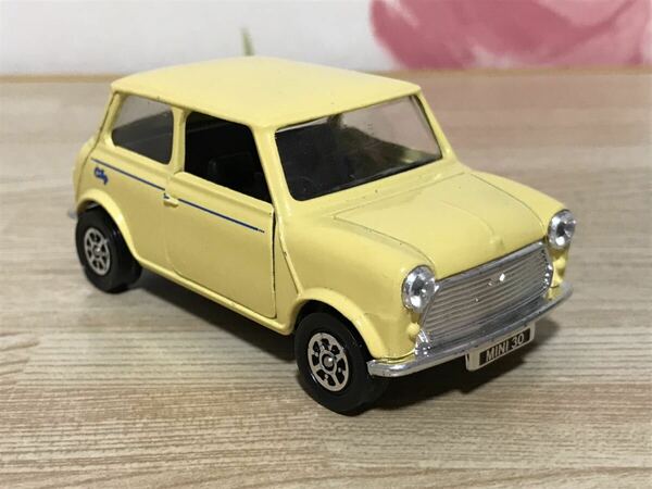 送料無料　1/36 ミニクーパー　クリーム色　ミニカー　コーギー CORGI MINI COOPER 30 1989 旧車 クラシックカー