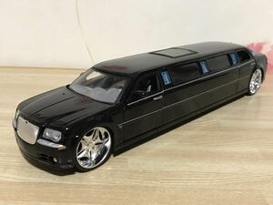 送料無料　1/24 クライスラー 300C リムジン　ミニカー　マイスト Maisto CHRYSLER LIMOUSINE