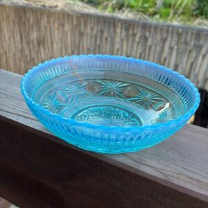 昭和レトロ　乳白色薄水色の鉢です。型ガラス