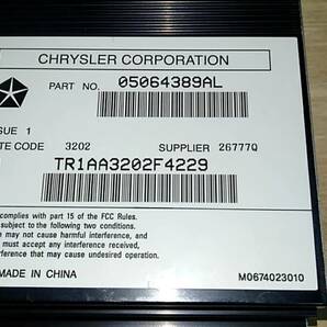 [m13299y b] クライスラー 純正アンプ 05064389AL ジープ オーディオ Chryslerの画像3