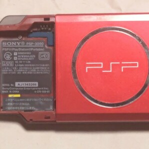 PSP 中古 プレイステーションポータブル PSP-3000 ラディアント・レッド 動作品 バッテリー欠品 ＋ ソフト2本の画像3