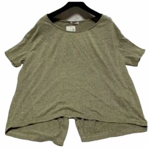 イグニオ　レディースOサイズ　Tシャツ　夏服　薄いカーキ色　新品　タグ付き　バスト87から91センチ　身長167から173 半袖