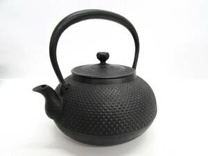 虎山 南部鉄器 鉄瓶 鋳物 鉄製 鉄器 茶道具 煎茶道具 茶器 和食器 黒 ブラック あられ アラレ 口径9㎝ 胴径17㎝ 高さ18㎝ 重さ1576g