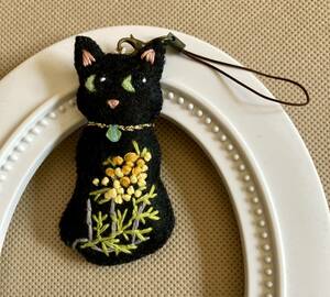 ハンドメイド 黒猫 ストラップ 刺繍 ねこ ミモザ