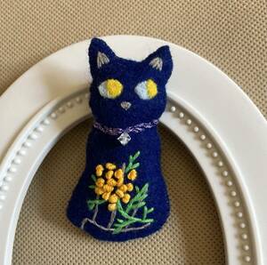 ハンドメイド 青猫 ブローチ 刺繍 ねこ ミモザ 2