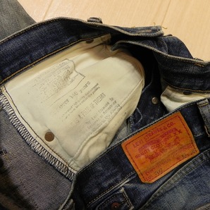 -327★ 90s 日本製！ Levi's リーバイス 702XX ジーンズ W33 ヴィンテージ 復刻 赤耳 シンチバック 古着 ダメージ デニムパンツ J22 ★の画像5