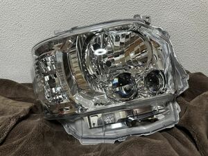 美品 ハイエース KOITO 右 LED ヘッドライト 刻印83