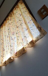 《　送料込み　》カフェカーテン ＊ハンドメイド＊アプリコットカラー＊野の花＊インテリア布小物＊綿１００％＊模様がえ 