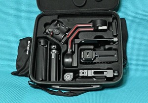 【完動品：DJI RS3 ジンバル スタビライザー+実用的おまけ多数】