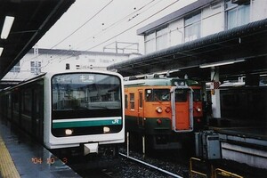 ◆[100-4]鉄道写真:JR 115系(湘南色)とE501系(常磐線)の並び◆2Lサイズ