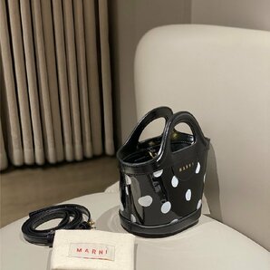 MARNI Tropicalia Micro patent leather tote bag マルニ かごバッグ 黒 ドット柄 おしゃれ 鞄 通勤用 Marni miniの画像3