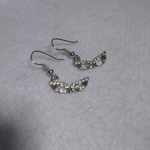 【未使用】仮面 ピアス レディース アクセサリー シルバー色