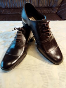  job person's hand .... shoes. leather bottom.. hand made. leather shoes leather shoes gentleman shoes 