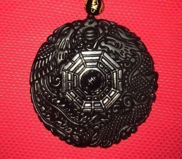 Das stärkste Amulett Glücksbringer-Obsidian-Anhänger Kraftstein Phönix und Drache links und rechts platziert Yin-Yang Taiji Magatama in der Mitte Umgeben von Bagua 012027■■, Perlenstickerei, Perlen, Naturstein, Halbedelsteine