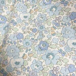 50cリバティ★綿オックス生地はぎれ布★上品な花柄ベッツィの薄ブルー系の画像2