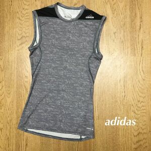 adidas /techfit /アディダス メンズL ノースリーブ トップス インナーシャツ アンダーシャツ ロゴプリント グレー トレーニング スポーツ