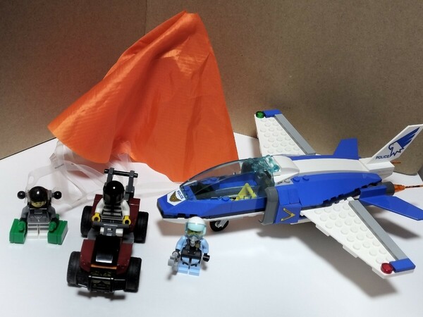 送料無料即決希望　LEGO シティ　スカイポリスパラシュート逮捕60208　ミニフィグ　飛行機 バイクなし オレンジのパラシュート警察官 レゴ