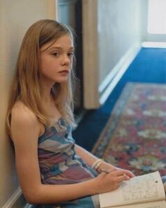 大型写真(約35.5x28cm) 　エルファニング　Elle Fanning　輸入　写真　sb0259