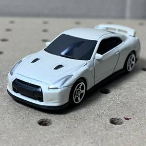 トミカサイズ　日産GT-R ルース