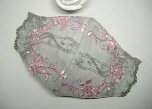 ★2枚仕立ての立体マスクカバー 不織布が見えるから病院でも　ピンク系の花刺繍のグレーレース　チャーム付2通り使い　ハンドメイド　　