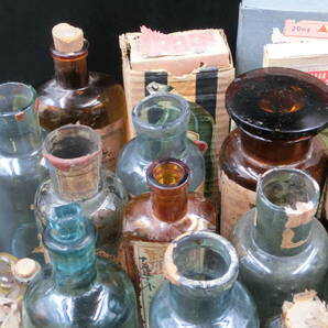 時代物 ビンテージ 戦前 薬瓶 まとめて 大量 ガラス瓶 硝子 エンボス 気泡 大正 明治 化粧瓶 アンプルの画像6