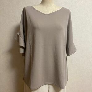 KN2302 ＊4L 大きいサイズ フリル袖Tシャツブラウス、グレージュの画像1