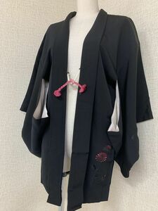 美品　婦人用　黒絵羽織　正絹　黒地に菊花の刺繍　丈75cm　小紋などに　お洒落着　コスプレにも　保管品