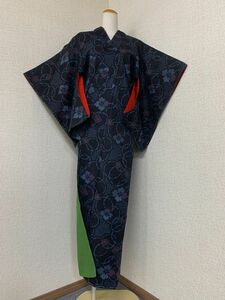 しつけ付き美品　婦人　ウールの着物　袷　黒地に花菱紋様　赤色の袖裏　鶸萌黄色の八掛　丈140cm　普段着に　コスプレにも　保管品