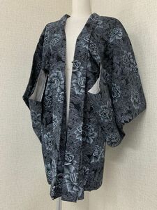 美品　婦人　小紋羽織　正絹綸子　丈82cm　黒の地紋に花紋様の染め　普段着のお出かけに　コスプレやリメイクにも　保管品