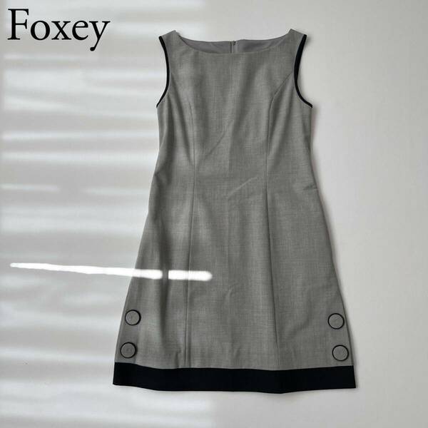 美品　FOXEY NEW YORK フォクシーニューヨークドレス　膝丈ワンピース ノースリーブ　フェミニン バックジップ　レディース