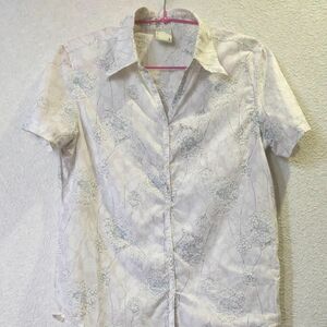  半袖 スキッパー衿 シャツ Lサイズ ほぼ白色地に淡い水色など 手描き風ボタニカル柄 洗濯機可