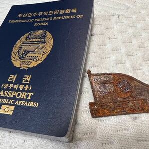 北朝鮮青年団バッチと北朝鮮パスポート 朝鮮民主主義人民共和国旅券 金正恩 アンティーク