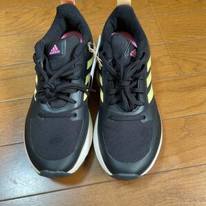 adidas（アディダス）ブラックレディーススニーカー