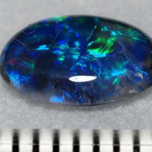 未使用デッドストック 天然ブラックオパール ルース 0.909 ct、ケース入りの画像4